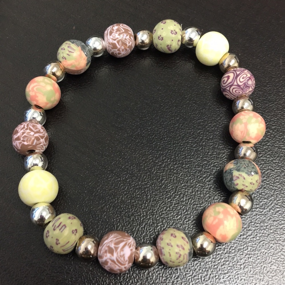 Multicolored lightweight bead bracelet